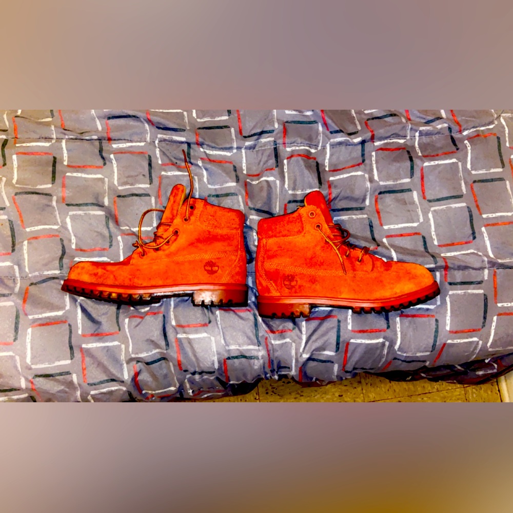 Size 6 in girls timberland boots burnt orange light wear no tear